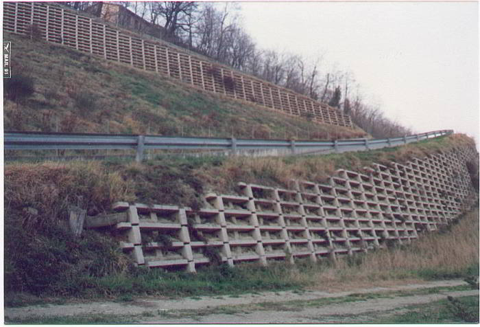 Muro ultimato - particolarità: realizzazione di muro con gradonatura costante in modo da seguire la pendenza della sede stradale